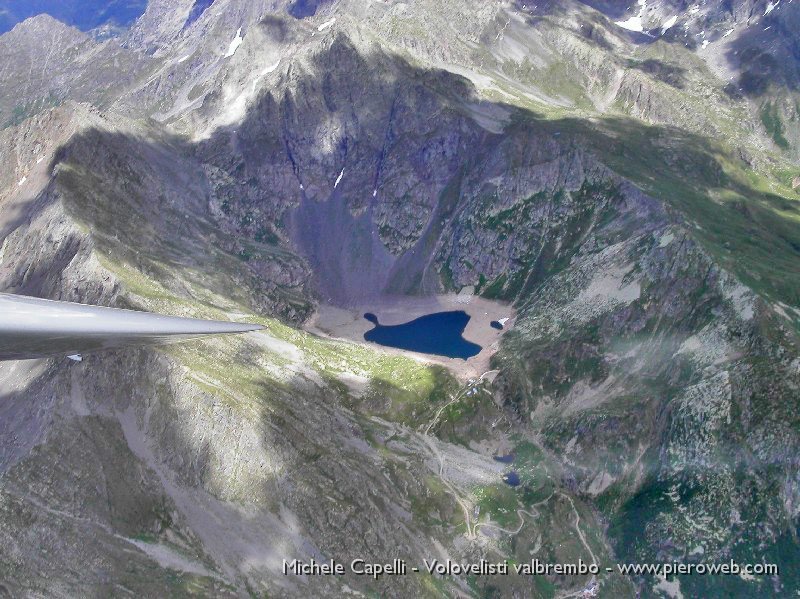 24 La Valle del Monte Sasso col Rifugio Longo, il Lago del Diavolo, il Monte Aga,....jpg